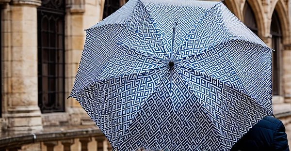 Découvrez les avantages des parapluies personnalisés à reims !